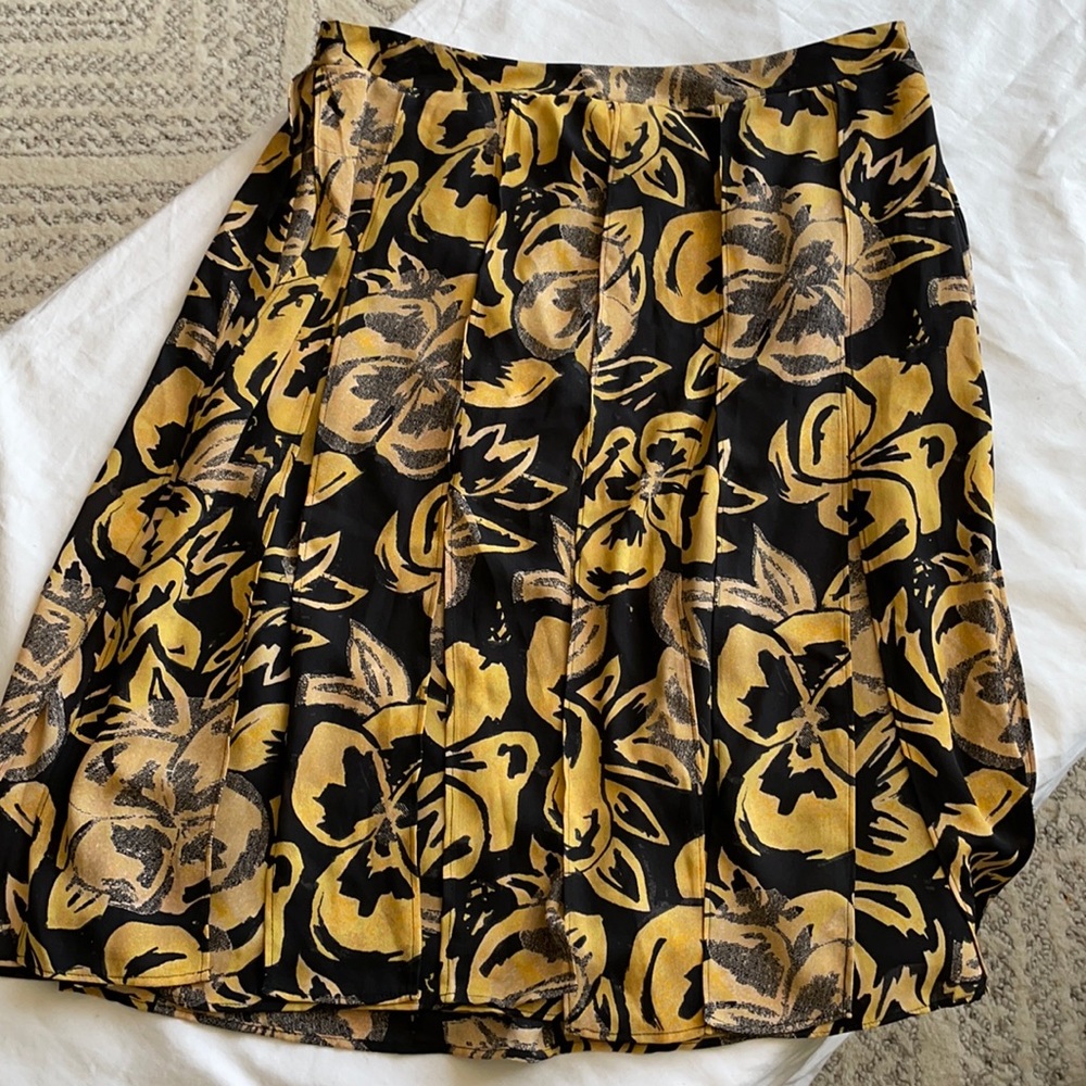 NWOT Floral swingy skirt